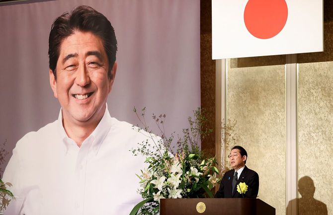 故安倍晋三元首相の追悼集会であいさつする岸田文雄首相=2023年7月8日、東京都港区の明治記念館