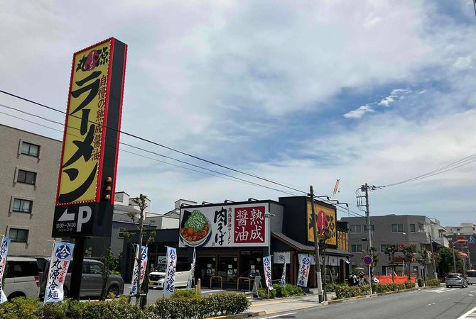 ロードサイドの大型店が多く、車や歩行者の視認性も高い。