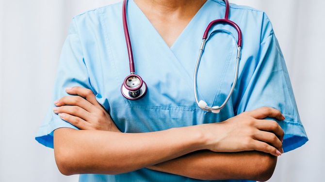 胸の前で腕を組む外科医