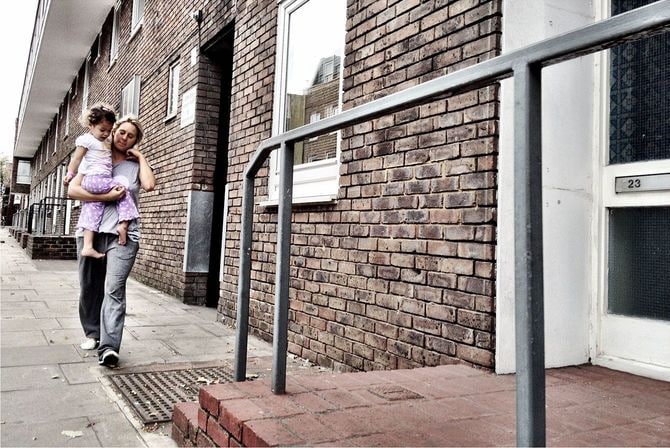 子どもを抱いて歩く母親