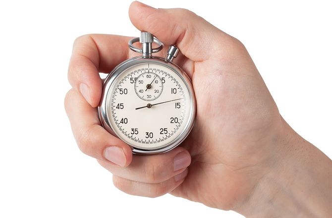ストップウオッチを持つ手