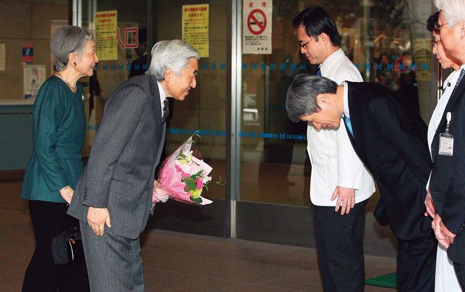 2012年3月4日。執刀医の天野篤・順天堂大教授（右）らにあいさつされる天皇陛下と皇后さま（現上皇ご夫妻）。天皇陛下（当時78）は4日午後、皇后さまに付き添われて退院。皇居・御所に16日ぶりに戻られた。