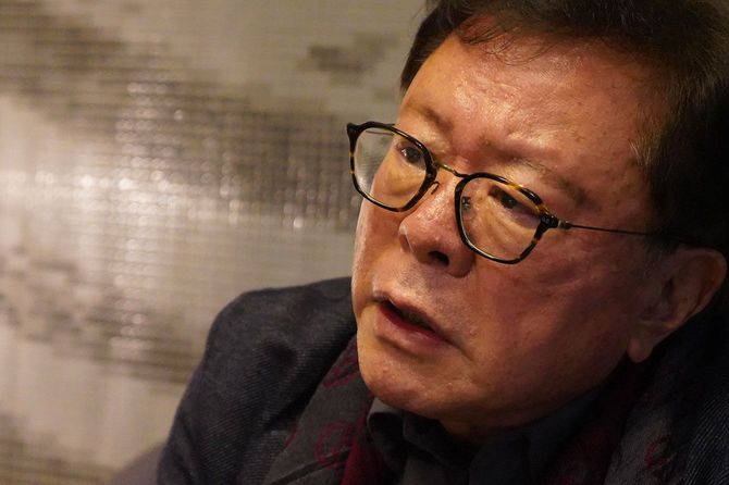 インタビューを受ける猪瀬氏。「石原さんみたいな価値紊乱者が100人いれば日本は変わる」。