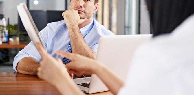 女性のインタビュアーに耳を傾けながら懐疑的に見える男性インタビュアー