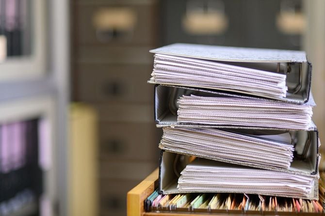 オフィスに積み上げられた文書