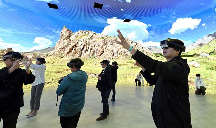 「大阪ヘルスケアパビリオン」で試験公開された、人気ゲーム「モンスターハンター」の世界を体験できるゾーン＝2025年3月23日午前、大阪市此花区の夢洲