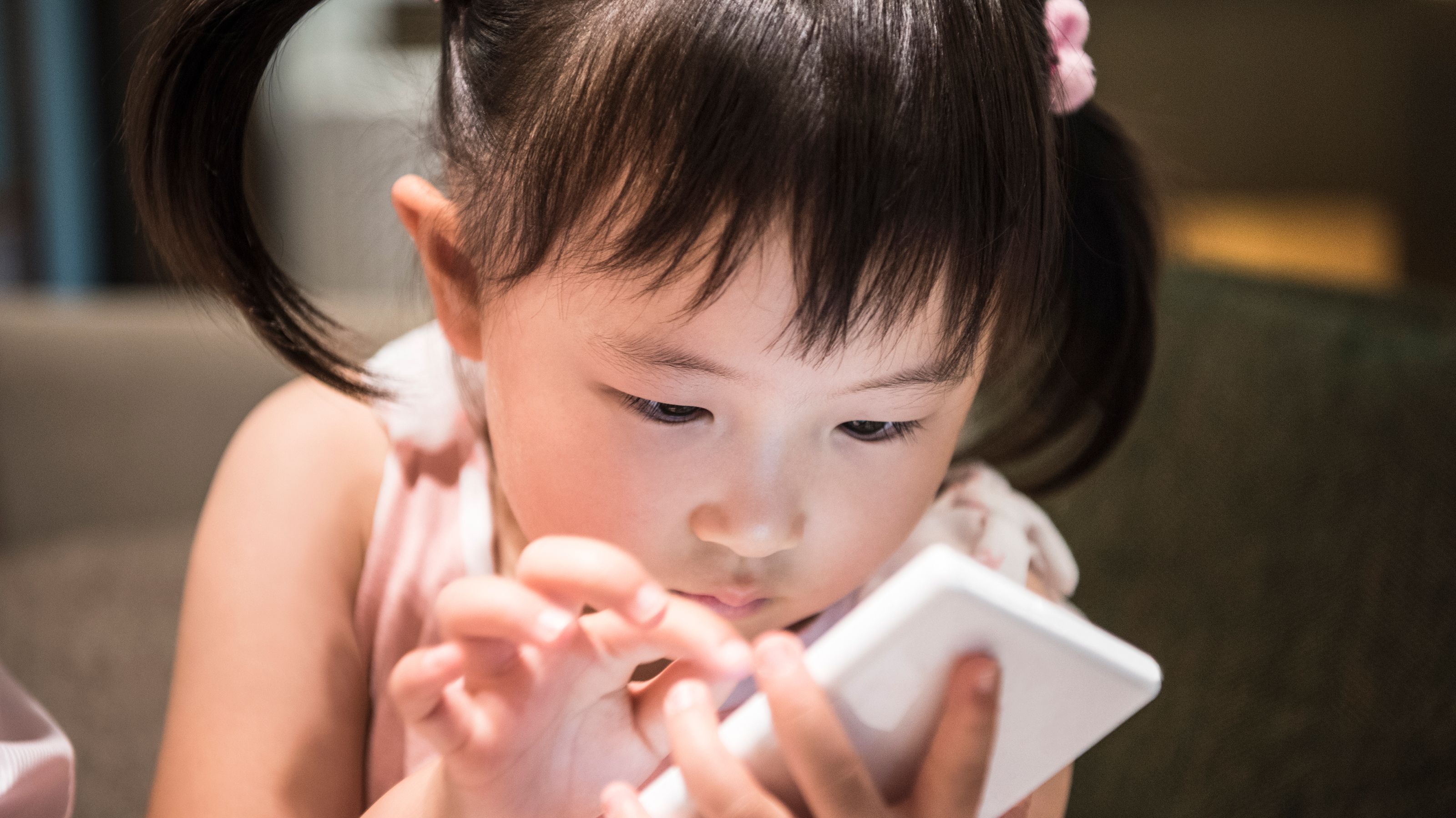 1日1時間以上スマホをみる子供は要注意 視力低下で後悔する前に親がやるべきこと 小さな画面 が悪影響を及ぼす President Online プレジデントオンライン