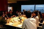 朝礼終了後は、社員食堂で飲み会をするのが恒例。これも、本社と出向先の壁を取り除く効果がある。