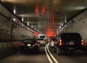 なぜ渋滞時は追い越し車線のほうが流れが悪いのか