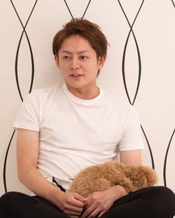 座って話す三崎優太氏