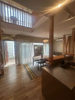 ダイニングの吹き抜けは開放感がある