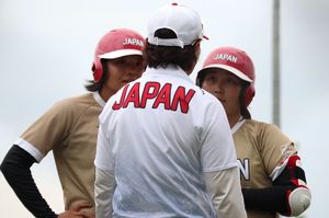 選手に積極的に話しかける宇津木監督　写真＝日本ソフトボール協会提供