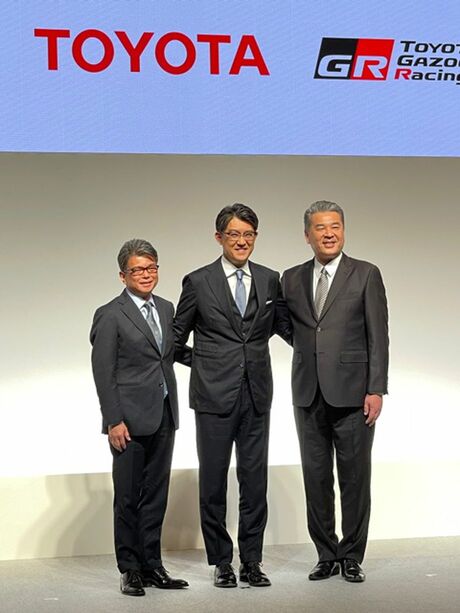新体制方針説明会に登壇した（左から）宮崎洋一副社長、佐藤恒治新社長、中嶋裕樹副社長