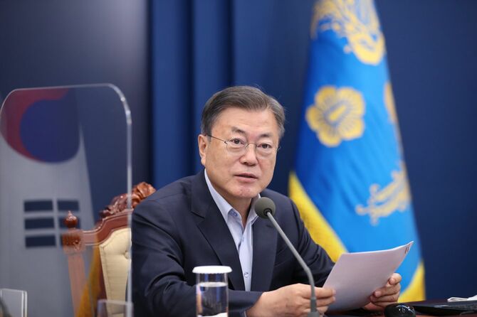 2022年4月25日、韓国ソウルの大統領府青瓦台で行われた上級秘書官との会談で発言する文在寅大統領