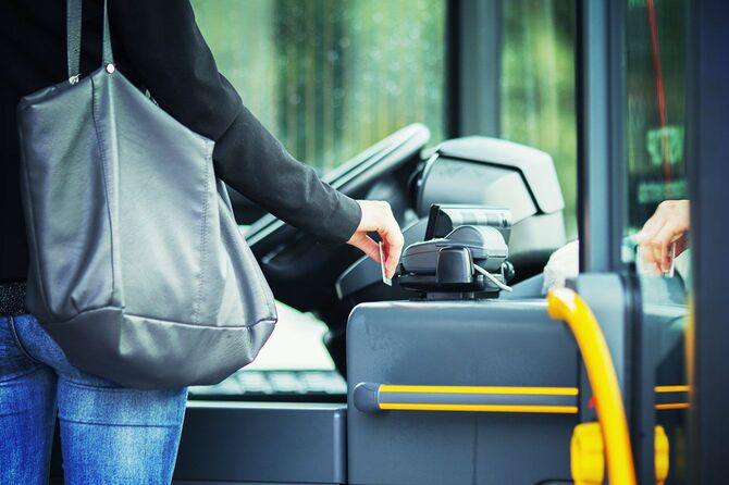 交通系ICカードでバスの料金を支払う人