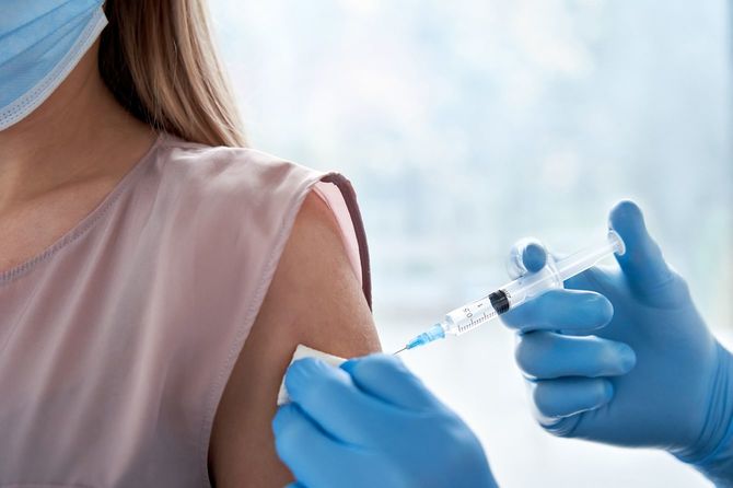 新型コロナウイルス感染症のワクチン接種を受ける女性