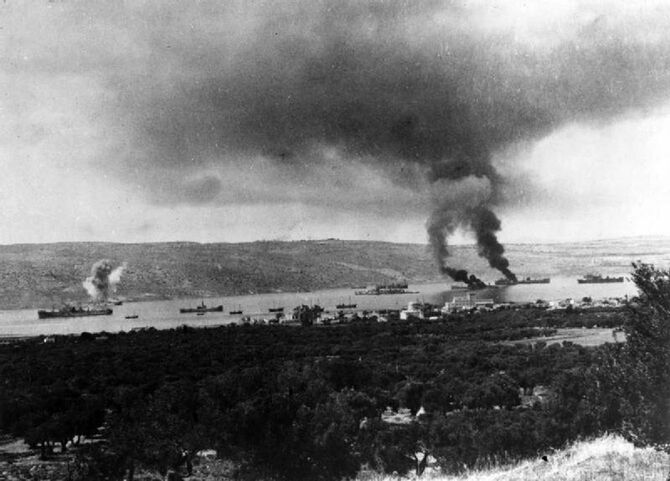 スダ湾でドイツ軍の爆撃を受けるイギリス船