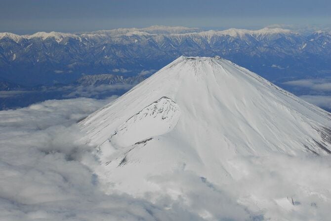 美しい富士山だが、冬山に登るとなれば過酷だ