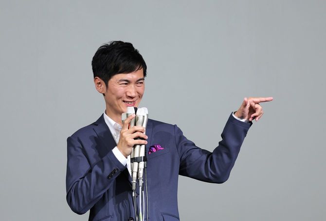 投開票日を迎え、記者会見する石丸伸二氏＝2024年7月7日午後、東京都新宿区
