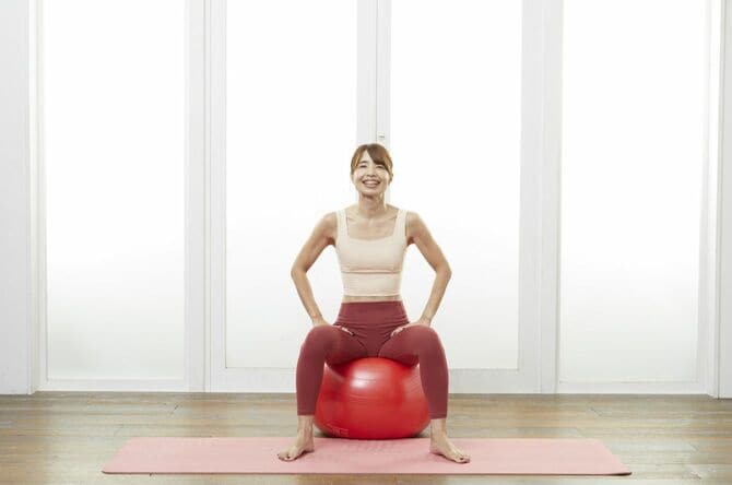 ［基本動作①］跳ぶときは、お尻をボールにグッと押しつけるようイメージしましょう