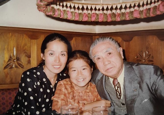 日本の声楽家の草分け・叔父の奥田良三氏（右）と娘の惣永さんとともに。1981年。