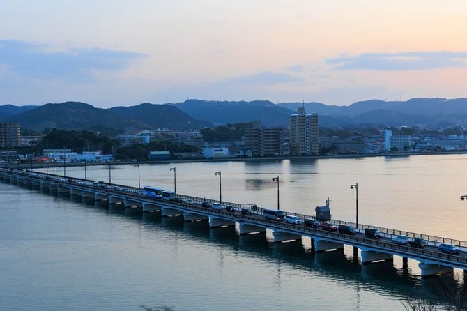 夕暮れ時の唐津市の風景