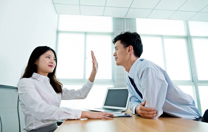 彼女の近くに男に「停止」を言っている女性