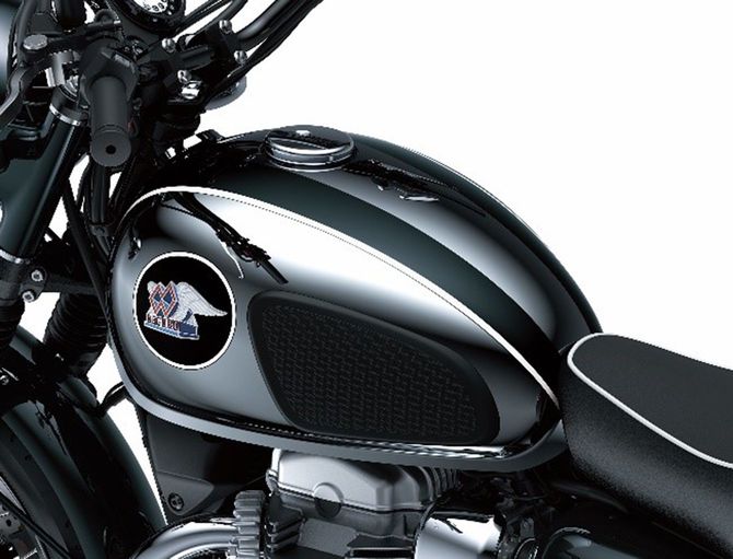 「K3」のタンク。銀鏡塗装と黒の配色がクラシックな雰囲気を醸し出している