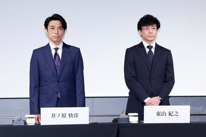 10月2日、記者会見に出席した東山紀之氏(右)と井ノ原快彦氏