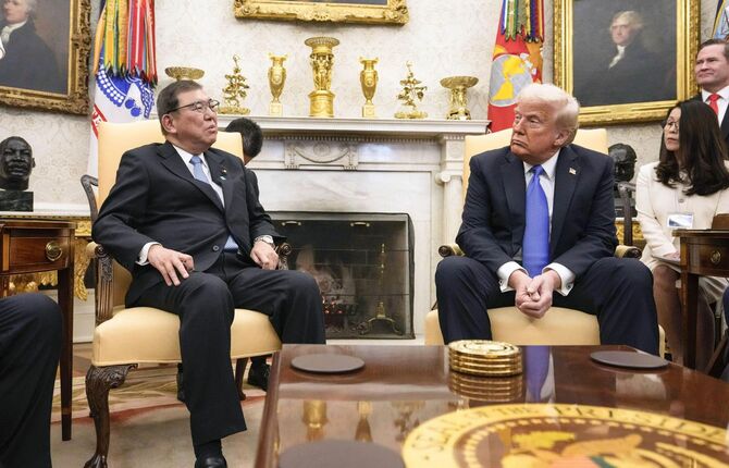 ホワイトハウスで会談する石破首相(左)とトランプ米大統領=2025年2月7日、米ワシントン