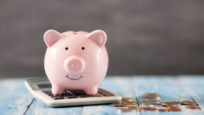 電卓の上にブタの貯金箱