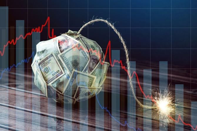 右肩下がりのチャートと100ドル紙幣でできた大きな爆弾についた導火線には火が付いている