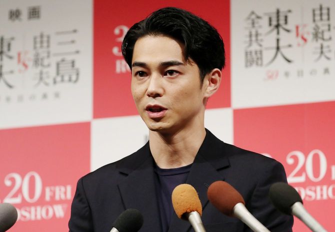 記者の質問に答える俳優の東出昌大