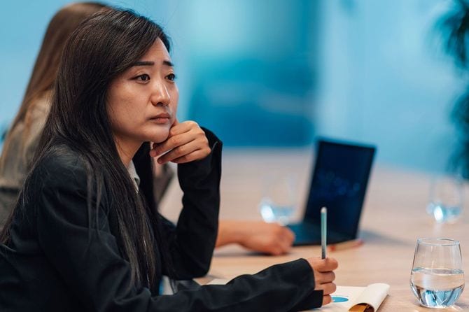 オフィスでの会議中に注意深く耳を傾けるビジネスウーマン