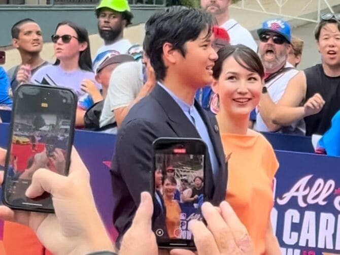 レッドカーペットを歩く大谷夫妻。