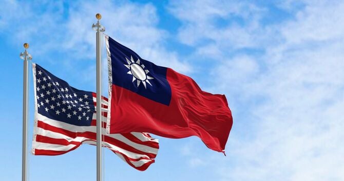 晴れた日に風に揺れる台湾とアメリカの国旗