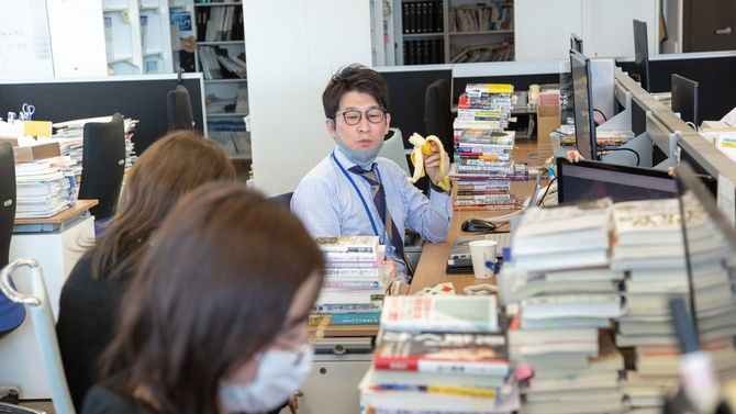 バナナを食べる部員も…