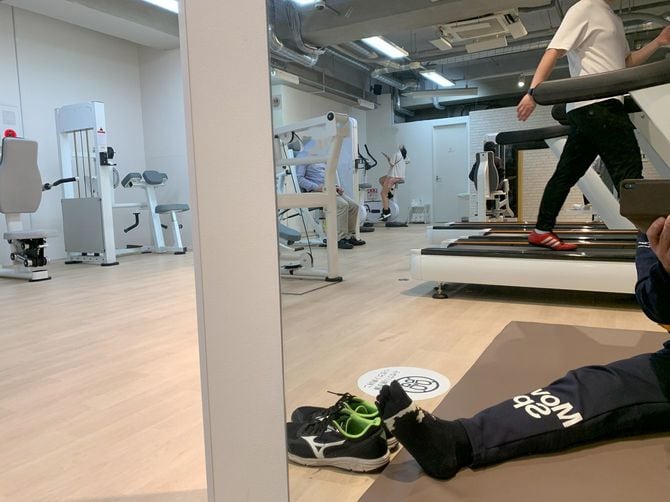 中央の男性は洋服のままトレーニングに励む