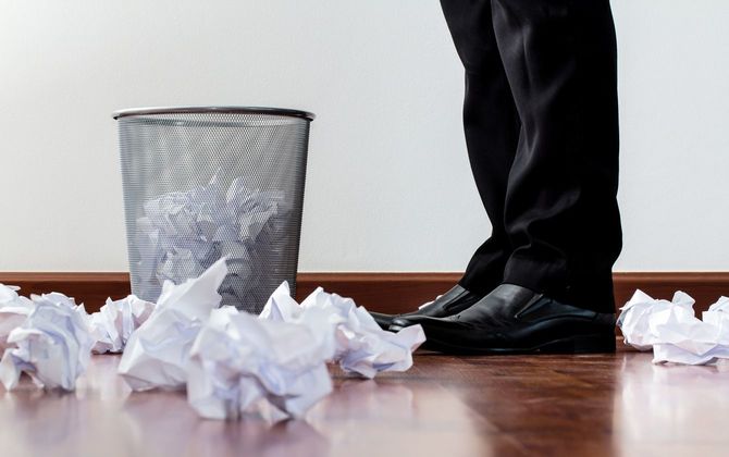 ゴミ箱を探すビジネスマン