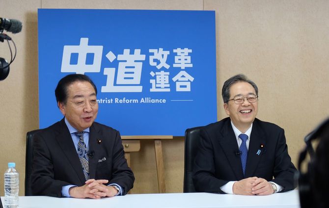 新党「中道改革連合」のユーチューブ動画撮影中、笑顔を見せる立憲民主党の野田佳彦代表(左)と公明党の斉藤鉄夫代表=2026年1月17日午後、東京・永田町の立憲民主党本部