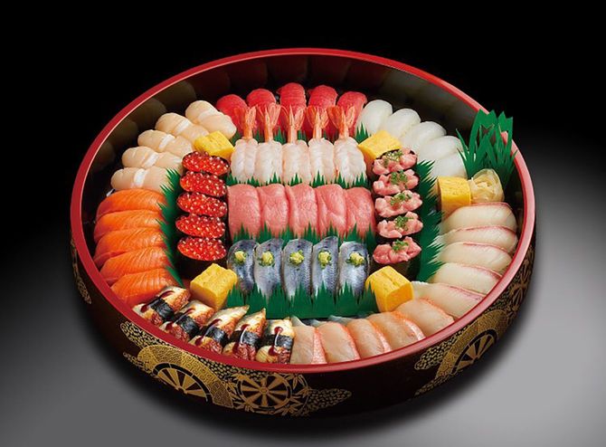 「放射盛り」で盛り付けされた「華（はな）5人前」