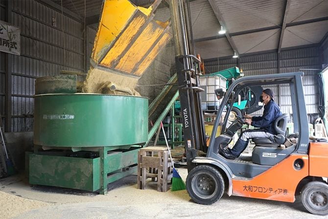 粉砕した生竹に糖蜜・乳酸菌・水を加えて攪拌していく