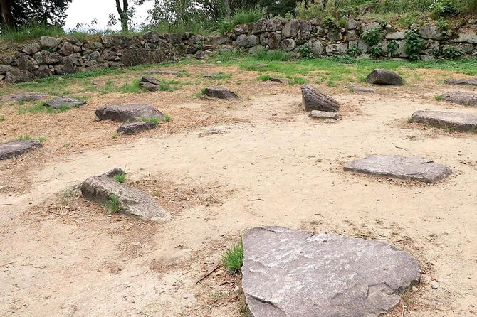 安土城の天主台には礎石のみが残る