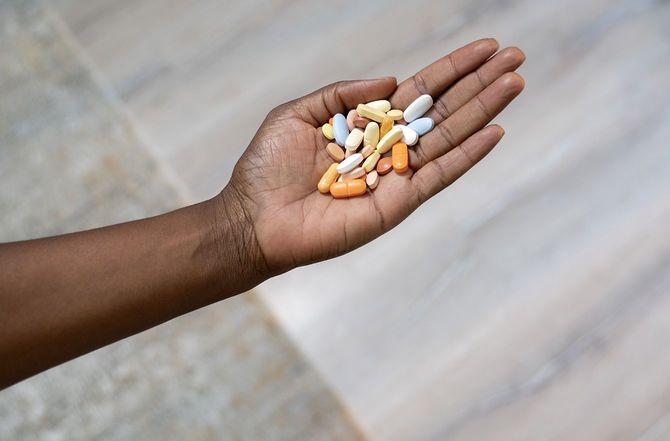 多量の錠剤をのせた手のひら