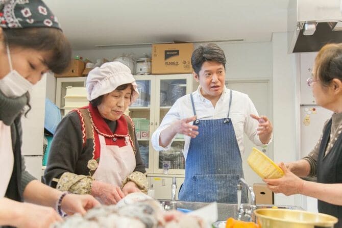 樫村シェフの指導のもと作り方を学ぶ倉橋島の人たち。