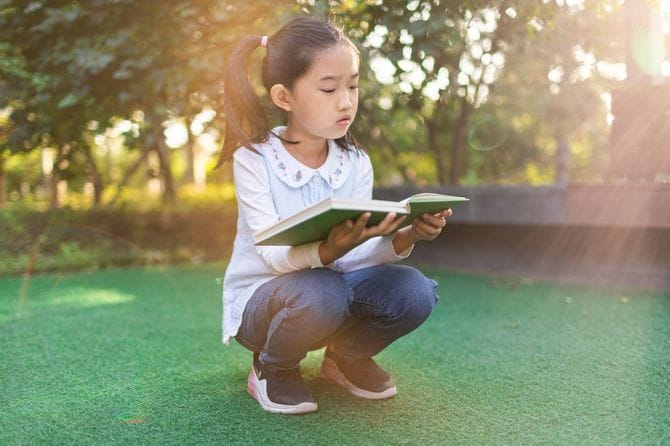 読書する少女