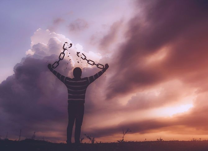 鎖を引きちぎる人