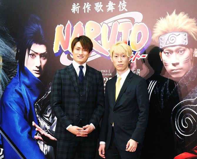 新作歌舞伎「NARUTO―ナルト―」の製作発表会見で写真撮影に応じる中村隼人さん（左）と坂東巳之助さん（右）、2018年4月東京