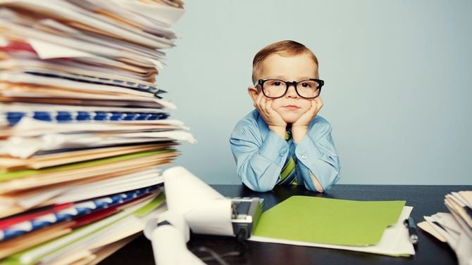 退屈そうな男の子と、膨大な量の税務関係の書類