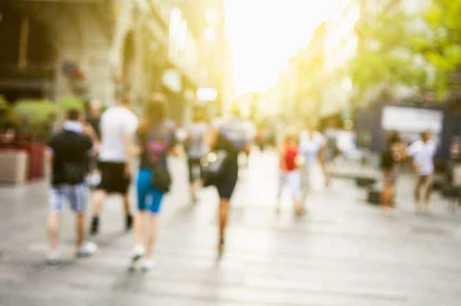 通りを歩く人々